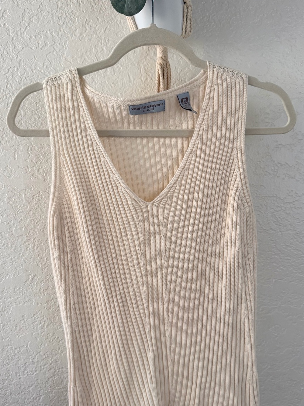 Valerie Stevens Cream Ribbed V-Neck Sleeveless Knit Top
